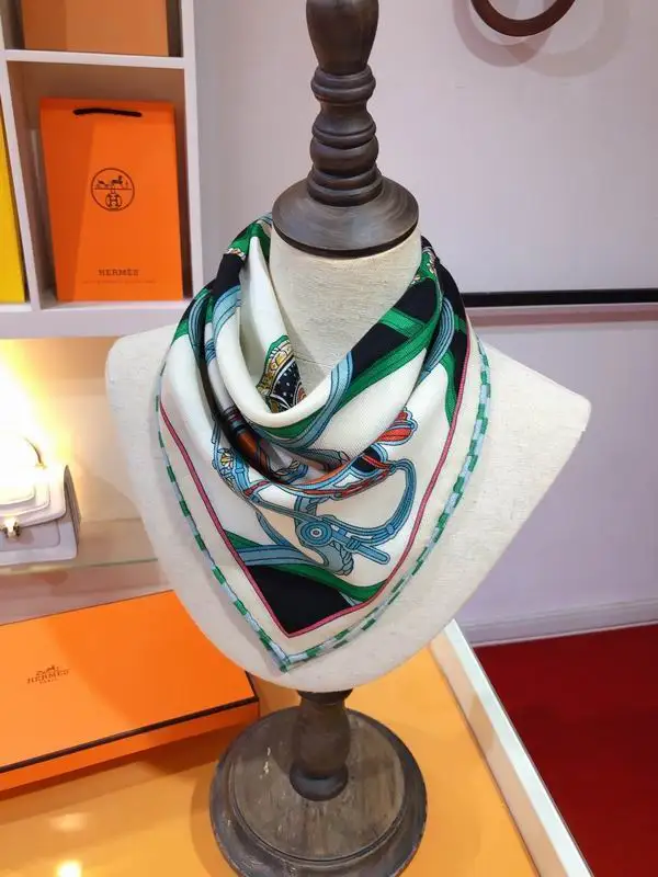 Hermes 70X70cm  70%羊绒30%真丝 E41 (7)